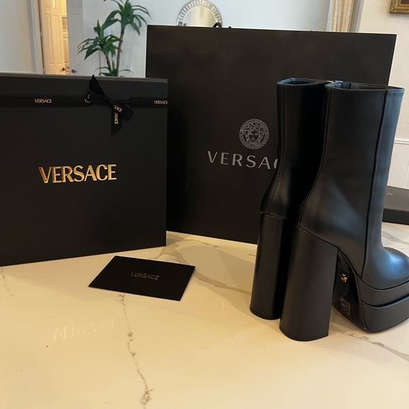 BNIB VESACE  Sleek Black Platform Boots Size 37 US 7 - Picture 6 of 12